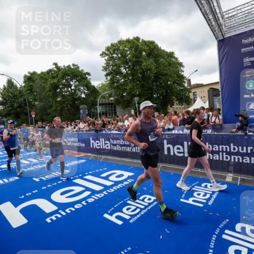 29.06.2025 - hella hamburg halbmarathon Zöllner http://msf.ph/oto/8416270 29.06.2025 10:49:57 Ziel 2540, 4017, 5460, 8454, 8455, 9126, 9200, 9491, 9597, 12527, 12733, 13463, 16716, 16732, 16800, 16887, 19109, 19122 meine-sportfotos.de