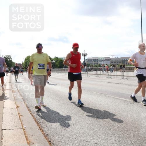 29.06.2025 - hella hamburg halbmarathon Lena Gebhardt http://msf.ph/oto/8416275 29.06.2025 10:05:11 Lombardsbrücke 16579, 80, 5869, 1126, 1316, 1559, 1863, 1981, 2288, 2298, 2424, 2463, 2628, 2698, 3071, 3413, 3578, 4014, 4220, 4394, 4538, 4951, 5073, 6059, 6907, 6908, 7302, 7826, 8049, 8089, 8999, 9007, 9019, 9075, 9165, 9559, 9680, 10100, 10694, 11088, 11551, 11595, 11784, 11873, 12125, 12557, 13221, 13242, 13327, 13533, 13717, 14203, 15532, 16092, 16134, 16357, 16478, 16546, 16579, 16847, 16995, 17112, 17707, 17814, 17818, 18189, 18616, 18617, 19034 meine-sportfotos.de