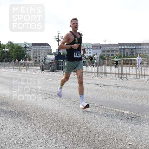 29.06.2025 - hella hamburg halbmarathon Lena Gebhardt http://msf.ph/oto/8416279 29.06.2025 09:40:31 Lombardsbrücke 1182, 5253, 12373, 34, 35, 52, 54, 2659, 3720, 5253, 6530, 6816, 9151, 9255, 9447, 9475, 10650, 11210, 11829, 12373, 12678, 14302, 14717, 15495, 16068, 16120, 16245, 16988, 18930, 19075 meine-sportfotos.de