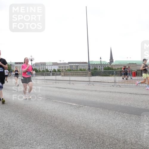 29.06.2025 - hella hamburg halbmarathon Lena Gebhardt http://msf.ph/oto/8416311 29.06.2025 10:51:44 Lombardsbrücke 7841, 4808, 1418, 1617, 1997, 2308, 2380, 2484, 2485, 2593, 2736, 2778, 3240, 3991, 4598, 4606, 4748, 4808, 4878, 5062, 5291, 5357, 5394, 5534, 5716, 5717, 6007, 6091, 6604, 6885, 6945, 6947, 6954, 6961, 7682, 7769, 7841, 7871, 7992, 8040, 8125, 8399, 8621, 8672, 9220, 9340, 9460, 9462, 9582, 9583, 9590, 9594, 9673, 9763, 10496, 10521, 10533, 10673, 10693, 10830, 11034, 11101, 11268, 11575, 11875, 12065 meine-sportfotos.de