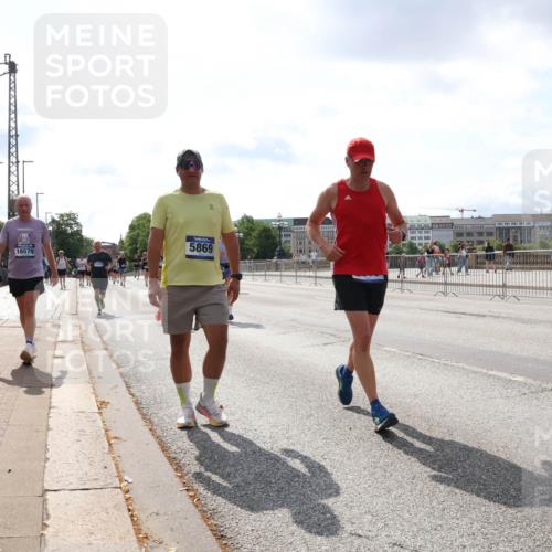 29.06.2025 - hella hamburg halbmarathon Lena Gebhardt http://msf.ph/oto/8416319 29.06.2025 10:05:11 Lombardsbrücke 5869, 16579, 1126, 1316, 1559, 1863, 1981, 2288, 2298, 2424, 2463, 2628, 2698, 3071, 3413, 3578, 4014, 4220, 4394, 4538, 4951, 5073, 6059, 6907, 6908, 7302, 7826, 8049, 8089, 8999, 9007, 9019, 9075, 9165, 9559, 9680, 10100, 10694, 11088, 11551, 11595, 11784, 11873, 12125, 12557, 13221, 13242, 13327, 13533, 13717, 14203, 15532, 16092, 16134, 16357, 16478, 16546, 16579, 16847, 16995, 17112, 17707, 17814, 17818, 18189, 18616, 18617, 19034 meine-sportfotos.de