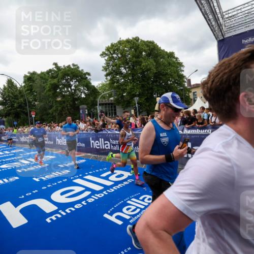 29.06.2025 - hella hamburg halbmarathon Zöllner http://msf.ph/oto/8416328 29.06.2025 10:49:58 Ziel 2540, 3692, 3852, 4017, 5460, 8454, 8455, 9126, 9200, 9491, 9597, 12527, 12733, 13463, 16716, 16732, 16800, 16887, 19109, 19122 meine-sportfotos.de