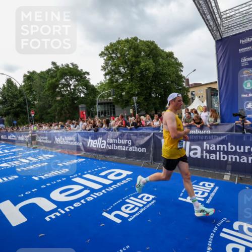 29.06.2025 - hella hamburg halbmarathon Zöllner http://msf.ph/oto/8416333 29.06.2025 10:27:31 Ziel 4678, 9804, 13941, 14019, 15576, 18567, 19114 meine-sportfotos.de