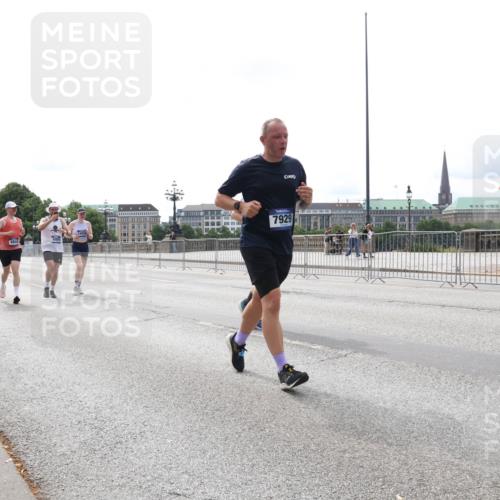 29.06.2025 - hella hamburg halbmarathon Lena Gebhardt http://msf.ph/oto/8416338 29.06.2025 10:26:35 Lombardsbrücke 4844, 7929, 1300, 2643, 3617, 4267, 4268, 4315, 4507, 4509, 4844, 6159, 6625, 6905, 7069, 7929, 8079, 8306, 8357, 8674, 8942, 9186, 11107, 11270, 11740, 12071, 12126, 12826, 12827, 13264, 14063, 14726, 14930, 15027, 15807, 15878, 16788, 17300, 17675, 17712, 18074, 18087, 18516 meine-sportfotos.de
