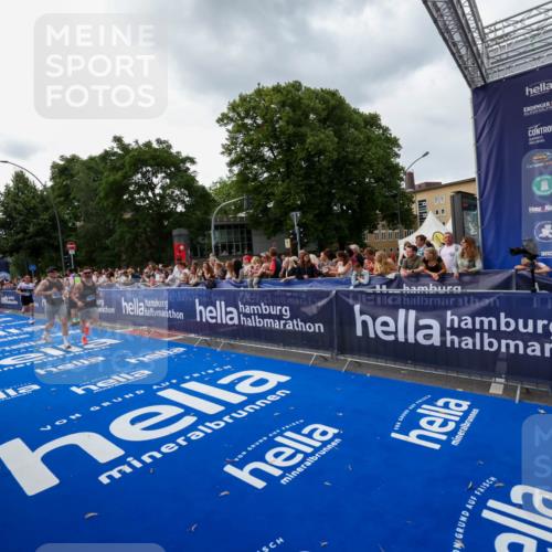 29.06.2025 - hella hamburg halbmarathon Zöllner http://msf.ph/oto/8416350 29.06.2025 10:27:33 Ziel 4678, 9804, 12341, 13941, 18567, 19114 meine-sportfotos.de