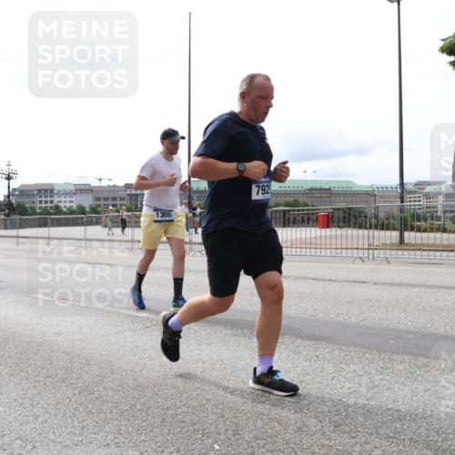 29.06.2025 - hella hamburg halbmarathon Lena Gebhardt http://msf.ph/oto/8416359 29.06.2025 10:26:35 Lombardsbrücke 6905, 1300, 7929, 1300, 2643, 3617, 4267, 4268, 4315, 4507, 4509, 4844, 6159, 6625, 6905, 7069, 7929, 8079, 8306, 8357, 8674, 8942, 9186, 11107, 11270, 11740, 12071, 12126, 12826, 12827, 13264, 14063, 14726, 14930, 15027, 15807, 15878, 16788, 17300, 17675, 17712, 18074, 18087, 18516 meine-sportfotos.de