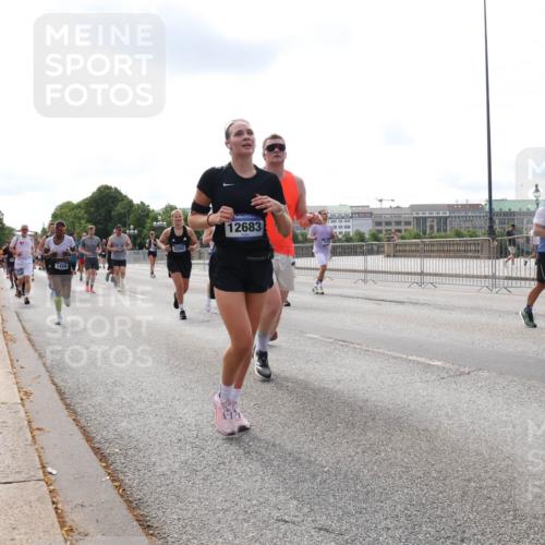 29.06.2025 - hella hamburg halbmarathon Lena Gebhardt http://msf.ph/oto/8416361 29.06.2025 10:17:46 Lombardsbrücke 1498, 12683, 1597, 1015, 1159, 1160, 1204, 1274, 1458, 1477, 1622, 1641, 1749, 1795, 2094, 2259, 2305, 2548, 2860, 2931, 3138, 3292, 3802, 3803, 4194, 4218, 4852, 5002, 5004, 5290, 5611, 5733, 6254, 6336, 6352, 6520, 6786, 7011, 7094, 7258, 7291, 7410, 7413, 7445, 7566, 7641, 7649, 7844, 7882, 8128, 8144, 8210, 8248, 8309, 8351, 8433, 8607, 8799, 8895, 9400, 9717, 9734, 9798, 9848, 9964, 10174, 10332, 10509 meine-sportfotos.de