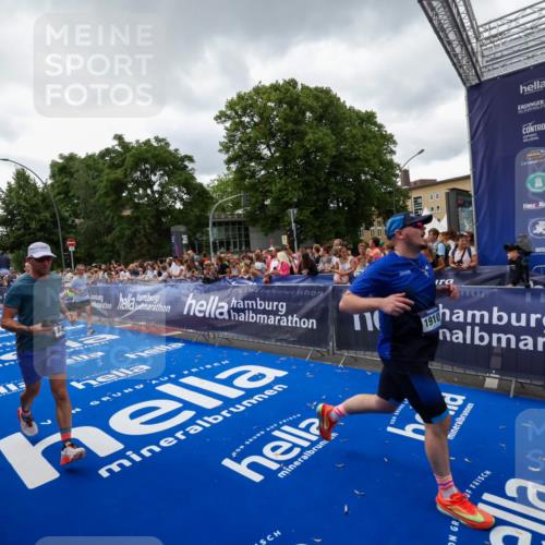 29.06.2025 - hella hamburg halbmarathon Zöllner http://msf.ph/oto/8416362 29.06.2025 10:50:00 Ziel 2540, 3692, 3852, 7100, 7657, 8454, 8455, 9213, 9491, 9597, 12271, 12527, 12733, 13225, 13758, 16716, 16732, 16887, 19109, 19112 meine-sportfotos.de