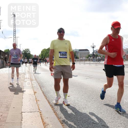 29.06.2025 - hella hamburg halbmarathon Lena Gebhardt http://msf.ph/oto/8416373 29.06.2025 10:05:12 Lombardsbrücke 16579, 5869, 1126, 1316, 1559, 1863, 1981, 2288, 2298, 2424, 2463, 2628, 2698, 3071, 3413, 3578, 4014, 4220, 4394, 4538, 4951, 5073, 6059, 6907, 6908, 7302, 7826, 8049, 8089, 8999, 9007, 9019, 9075, 9165, 9559, 9680, 10694, 11088, 11551, 11595, 11784, 11873, 12125, 12557, 13221, 13242, 13327, 13717, 14203, 16092, 16134, 16357, 16478, 16546, 16579, 16847, 16995, 17112, 17707, 17814, 17818, 18189, 18616, 18617, 19034 meine-sportfotos.de