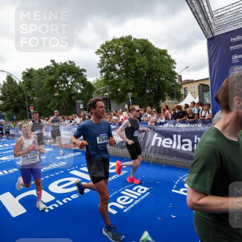 29.06.2025 - hella hamburg halbmarathon Zöllner http://msf.ph/oto/8416392 29.06.2025 10:50:03 Ziel 1216, 1321, 2020, 2540, 3692, 3852, 7100, 7657, 8454, 9213, 9491, 12271, 12527, 12733, 13225, 13758, 16403, 16716, 16732, 16887, 18884, 19112 meine-sportfotos.de