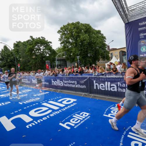 29.06.2025 - hella hamburg halbmarathon Zöllner http://msf.ph/oto/8416396 29.06.2025 10:27:35 Ziel 2203, 4678, 7651, 9804, 12341, 13941, 17354, 18567, 19114 meine-sportfotos.de