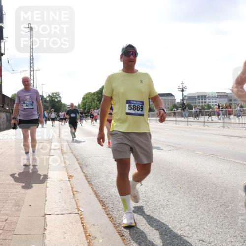 29.06.2025 - hella hamburg halbmarathon Lena Gebhardt http://msf.ph/oto/8416399 29.06.2025 10:05:12 Lombardsbrücke 16579, 13717, 5869, 1126, 1316, 1559, 1863, 1981, 2288, 2298, 2424, 2463, 2628, 2698, 3071, 3413, 3578, 4014, 4220, 4394, 4538, 4951, 5073, 6059, 6907, 6908, 7302, 7826, 8049, 8089, 8999, 9007, 9019, 9075, 9165, 9559, 9680, 10694, 11088, 11551, 11595, 11784, 11873, 12125, 12557, 13221, 13242, 13327, 13717, 14203, 16092, 16134, 16357, 16478, 16546, 16579, 16847, 16995, 17112, 17707, 17814, 17818, 18189, 18616, 18617, 19034 meine-sportfotos.de