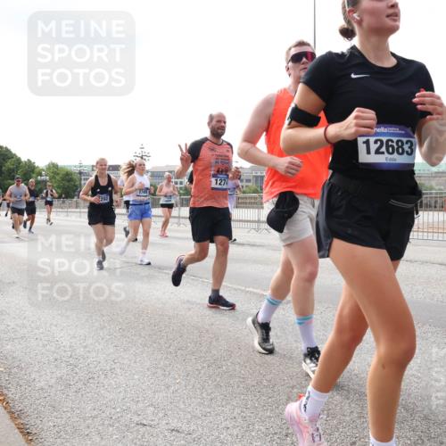 29.06.2025 - hella hamburg halbmarathon Lena Gebhardt http://msf.ph/oto/8416416 29.06.2025 10:17:47 Lombardsbrücke 292, 1458, 413, 295, 1749, 1274, 12683, 1015, 1159, 1160, 1204, 1268, 1274, 1458, 1477, 1622, 1641, 1749, 1795, 2094, 2147, 2259, 2305, 2548, 2860, 2931, 3138, 3292, 3802, 3803, 4194, 4218, 4852, 5002, 5004, 5290, 5611, 5733, 6254, 6336, 6352, 6520, 6786, 7011, 7094, 7258, 7291, 7410, 7413, 7445, 7566, 7641, 7649, 7838, 7844, 7882, 7883, 8128, 8144, 8210, 8248, 8309, 8351, 8433, 8607, 8799, 8895, 9400, 9717, 9734, 9798, 9848, 9964, 10174, 10332, 10509 meine-sportfotos.de