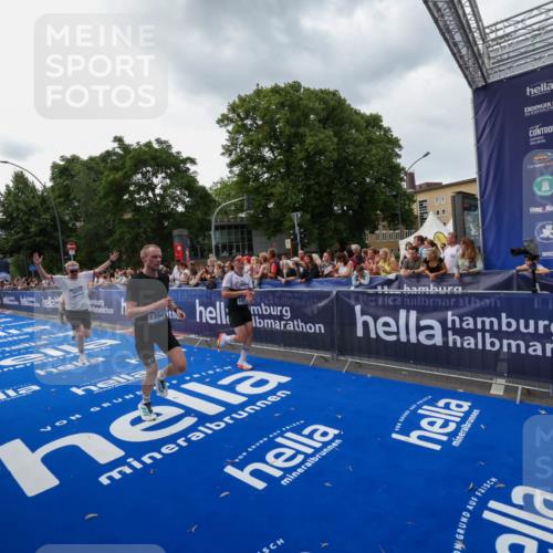 29.06.2025 - hella hamburg halbmarathon Zöllner http://msf.ph/oto/8416417 29.06.2025 10:27:36 Ziel 2203, 4678, 7651, 9804, 12341, 13941, 17354, 18567, 18832, 19114 meine-sportfotos.de