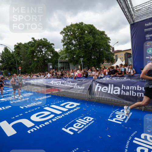 29.06.2025 - hella hamburg halbmarathon Zöllner http://msf.ph/oto/8416420 29.06.2025 10:50:04 Ziel 1216, 1321, 2020, 3692, 3852, 7100, 7657, 8454, 9031, 9213, 9303, 12271, 12733, 13225, 13758, 16403, 16716, 16732, 18884, 19112 meine-sportfotos.de