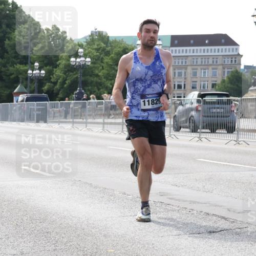 29.06.2025 - hella hamburg halbmarathon Lena Gebhardt http://msf.ph/oto/8416428 29.06.2025 09:40:34 Lombardsbrücke 11825, 34, 35, 52, 54, 5253, 6530, 6816, 9151, 9255, 9447, 9475, 10650, 11210, 11829, 12373, 12678, 14302, 14717, 15495, 16068, 16245, 16988, 17771, 18930, 19075 meine-sportfotos.de