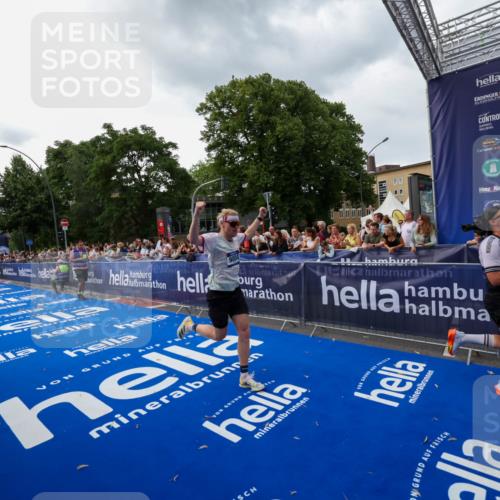 29.06.2025 - hella hamburg halbmarathon Zöllner http://msf.ph/oto/8416435 29.06.2025 10:27:37 Ziel 2203, 7651, 9804, 12341, 13941, 17354, 18832, 19114 meine-sportfotos.de