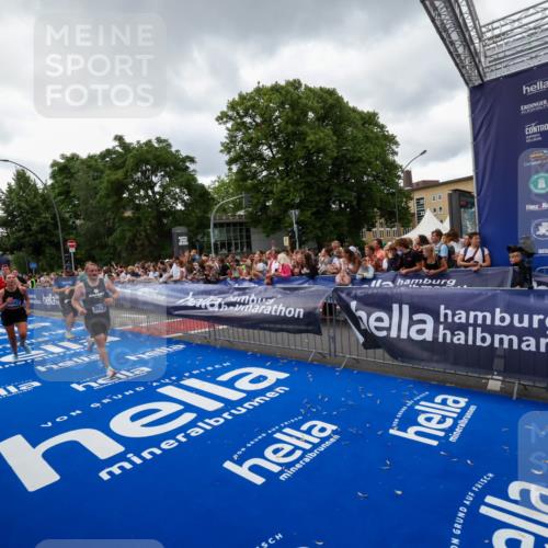 29.06.2025 - hella hamburg halbmarathon Zöllner http://msf.ph/oto/8416442 29.06.2025 10:50:05 Ziel 1216, 1321, 2020, 3692, 3852, 7100, 7657, 9031, 9213, 9303, 9965, 12271, 13225, 13758, 16403, 16716, 18884, 19112 meine-sportfotos.de