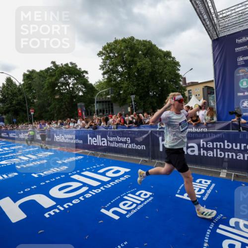 29.06.2025 - hella hamburg halbmarathon Zöllner http://msf.ph/oto/8416444 29.06.2025 10:27:37 Ziel 2203, 7651, 9804, 12341, 13941, 17354, 18832, 19114 meine-sportfotos.de