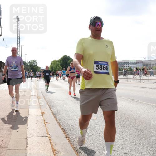 29.06.2025 - hella hamburg halbmarathon Lena Gebhardt http://msf.ph/oto/8416466 29.06.2025 10:05:13 Lombardsbrücke 16579, 13717, 5869, 1126, 1316, 1559, 1863, 1936, 1981, 2288, 2298, 2424, 2463, 2628, 2698, 3071, 3413, 3578, 4014, 4220, 4394, 4538, 4951, 5073, 6059, 6907, 6908, 7302, 7826, 8049, 8089, 8999, 9007, 9019, 9075, 9165, 9559, 9680, 10694, 11088, 11551, 11595, 11784, 11873, 12125, 12557, 13221, 13242, 13327, 13717, 14203, 14465, 14642, 16092, 16134, 16357, 16478, 16546, 16579, 16847, 17112, 17707, 17814, 17818, 18189, 18616, 18617, 19034 meine-sportfotos.de