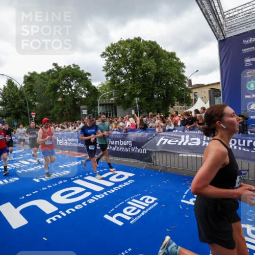 29.06.2025 - hella hamburg halbmarathon Zöllner http://msf.ph/oto/8416473 29.06.2025 10:50:07 Ziel 1216, 1321, 1507, 2020, 3562, 3692, 3852, 7100, 7657, 8313, 9031, 9213, 9303, 9965, 12203, 12271, 13225, 13282, 13758, 14257, 16403, 18228, 18657, 18658, 18884, 19112 meine-sportfotos.de