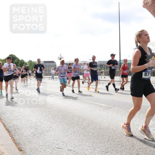29.06.2025 - hella hamburg halbmarathon Lena Gebhardt http://msf.ph/oto/8416493 29.06.2025 10:42:23 Lombardsbrücke 16452, 15912, 11075, 871, 1039, 1150, 1360, 1624, 1752, 1929, 1957, 1994, 2069, 2134, 2145, 2523, 2538, 2580, 2940, 2941, 2974, 3276, 3326, 3459, 3460, 3568, 3605, 3874, 4329, 4334, 4353, 4735, 4736, 4778, 4885, 4891, 4892, 5403, 5417, 5419, 5671, 5810, 6120, 6136, 6153, 6430, 6436, 6764, 6828, 6837, 6846, 6917, 7040, 7260, 7357, 7513, 7557, 7666, 8014, 8459, 8525, 8526, 8529, 8712, 8816, 8908, 9008, 9223, 9370, 9980, 10027, 10454, 10532, 10623, 13241 meine-sportfotos.de