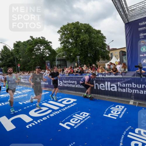 29.06.2025 - hella hamburg halbmarathon Zöllner http://msf.ph/oto/8416499 29.06.2025 10:27:43 Ziel 2203, 5367, 7651, 8731, 10655, 17354, 17893, 18832 meine-sportfotos.de