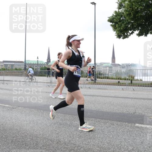 29.06.2025 - hella hamburg halbmarathon Lena Gebhardt http://msf.ph/oto/8416513 29.06.2025 10:51:48 Lombardsbrücke 16807, 18, 1418, 1617, 1978, 1997, 2308, 2484, 2485, 2593, 2736, 2778, 3038, 3240, 3991, 4598, 4606, 4748, 4808, 4878, 5062, 5291, 5357, 5394, 5534, 5716, 5717, 6007, 6091, 6456, 6604, 6885, 6945, 6947, 6954, 6961, 7682, 7769, 7841, 7871, 7992, 8040, 8125, 8250, 8251, 8399, 8621, 8672, 9220, 9340, 9460, 9462, 9582, 9583, 9590, 9594, 9673, 9730, 9763, 10496, 10521, 10533, 10673, 10693, 10830, 11034, 11101, 11268, 11375, 11575, 11875, 12065 meine-sportfotos.de