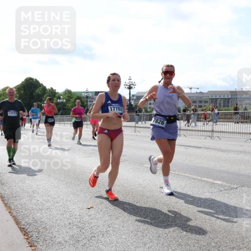 29.06.2025 - hella hamburg halbmarathon Lena Gebhardt http://msf.ph/oto/8416534 29.06.2025 10:05:14 Lombardsbrücke 13717, 9007, 17707, 7826, 1126, 1559, 1863, 1936, 1981, 2288, 2298, 2424, 2628, 2698, 3071, 3413, 3578, 4014, 4220, 4394, 4538, 4951, 5073, 6059, 6907, 6908, 7302, 7826, 8049, 8089, 8999, 9007, 9019, 9075, 9165, 9559, 9680, 10343, 10694, 11088, 11551, 11595, 11784, 11873, 12125, 12557, 13221, 13242, 13327, 13717, 14203, 14465, 14642, 16092, 16134, 16357, 16478, 16546, 16579, 16847, 17112, 17707, 17814, 17818, 18189, 18616, 18617, 19034 meine-sportfotos.de