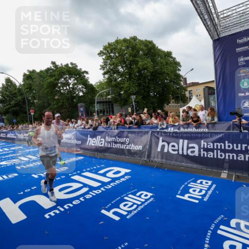 29.06.2025 - hella hamburg halbmarathon Zöllner http://msf.ph/oto/8416564 29.06.2025 10:27:46 Ziel 1122, 5367, 8731, 10655, 17893 meine-sportfotos.de
