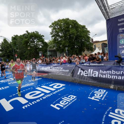 29.06.2025 - hella hamburg halbmarathon Zöllner http://msf.ph/oto/8416573 29.06.2025 10:50:12 Ziel 1119, 1216, 1507, 3296, 3562, 7176, 8313, 9031, 9303, 9965, 10371, 11607, 12203, 12235, 13282, 14257, 18228, 18657, 18658 meine-sportfotos.de