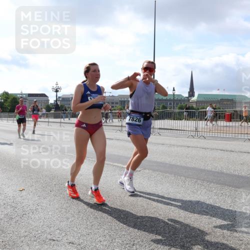 29.06.2025 - hella hamburg halbmarathon Lena Gebhardt http://msf.ph/oto/8416586 29.06.2025 10:05:14 Lombardsbrücke 13717, 7826, 1126, 1559, 1863, 1936, 1981, 2288, 2298, 2424, 2628, 2698, 3071, 3413, 3578, 4014, 4220, 4394, 4538, 4951, 5073, 6059, 6907, 6908, 7302, 7826, 8049, 8089, 8999, 9007, 9019, 9075, 9165, 9559, 9680, 10343, 10694, 11088, 11551, 11595, 11784, 11873, 12125, 12557, 13221, 13242, 13327, 13717, 14203, 14465, 14642, 16092, 16134, 16357, 16478, 16546, 16579, 16847, 17112, 17707, 17814, 17818, 18189, 18616, 18617, 19034 meine-sportfotos.de