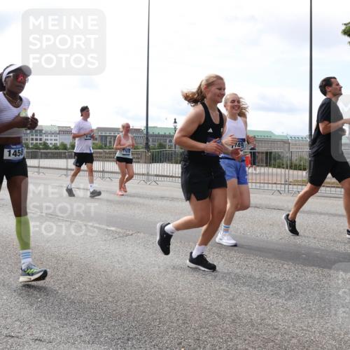 29.06.2025 - hella hamburg halbmarathon Lena Gebhardt http://msf.ph/oto/8416588 29.06.2025 10:17:48 Lombardsbrücke 7844, 17204, 17270, 1458, 749, 1015, 1159, 1160, 1204, 1268, 1274, 1458, 1477, 1622, 1641, 1749, 1795, 2094, 2147, 2259, 2305, 2548, 2860, 2931, 3138, 3292, 3802, 3803, 4194, 4218, 4852, 5002, 5004, 5290, 5611, 5733, 6254, 6336, 6352, 6520, 6786, 7011, 7094, 7258, 7291, 7410, 7413, 7445, 7566, 7641, 7649, 7838, 7844, 7882, 7883, 8128, 8144, 8210, 8248, 8309, 8351, 8433, 8607, 8799, 8895, 9400, 9539, 9717, 9734, 9798, 9848, 9964, 10174, 10332, 10509 meine-sportfotos.de