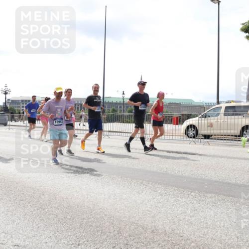 29.06.2025 - hella hamburg halbmarathon Lena Gebhardt http://msf.ph/oto/8416596 29.06.2025 10:42:23 Lombardsbrücke 8454, 15912, 1074, 12904, 1039, 1150, 1360, 1624, 1752, 1929, 1957, 1994, 2069, 2134, 2145, 2523, 2538, 2580, 2940, 2941, 2974, 3276, 3326, 3459, 3460, 3568, 3605, 3874, 4329, 4334, 4353, 4735, 4736, 4778, 4885, 4891, 4892, 5403, 5417, 5419, 5671, 5810, 6120, 6136, 6153, 6430, 6436, 6764, 6828, 6837, 6846, 6917, 7040, 7260, 7357, 7513, 7557, 7666, 8014, 8459, 8525, 8526, 8529, 8712, 8816, 8908, 9008, 9223, 9370, 9980, 10027, 10454, 10532, 10623, 13241 meine-sportfotos.de
