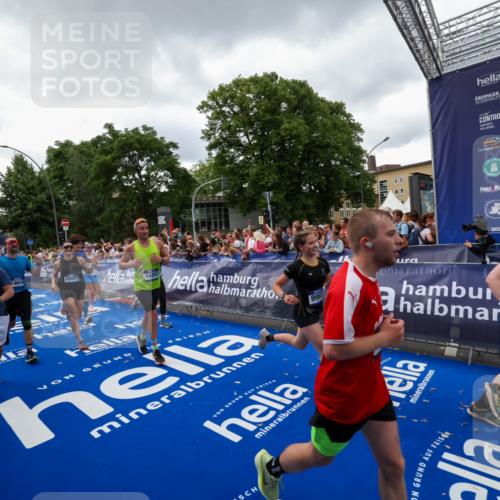 29.06.2025 - hella hamburg halbmarathon Zöllner http://msf.ph/oto/8416600 29.06.2025 10:50:13 Ziel 1119, 1507, 3296, 3562, 7176, 8313, 9031, 9303, 9965, 10371, 11607, 12203, 12235, 13282, 14257, 15620, 18228, 18657, 18658 meine-sportfotos.de