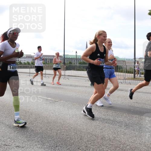 29.06.2025 - hella hamburg halbmarathon Lena Gebhardt http://msf.ph/oto/8416604 29.06.2025 10:17:48 Lombardsbrücke 7844, 17269, 17270, 1740, 29, 1458, 1015, 1159, 1160, 1204, 1268, 1274, 1458, 1477, 1622, 1641, 1749, 1795, 2094, 2147, 2259, 2305, 2548, 2860, 2931, 3138, 3292, 3802, 3803, 4194, 4218, 4852, 5002, 5004, 5290, 5611, 5733, 6254, 6336, 6352, 6520, 6786, 7011, 7094, 7258, 7291, 7410, 7413, 7445, 7566, 7641, 7649, 7838, 7844, 7882, 7883, 8128, 8144, 8210, 8248, 8309, 8351, 8433, 8607, 8799, 8895, 9400, 9539, 9717, 9734, 9798, 9848, 9964, 10174, 10332, 10509 meine-sportfotos.de