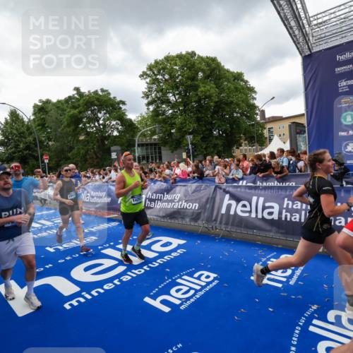 29.06.2025 - hella hamburg halbmarathon Zöllner http://msf.ph/oto/8416608 29.06.2025 10:50:13 Ziel 1119, 1507, 3296, 3562, 7176, 8313, 9031, 9303, 9965, 10371, 11607, 12203, 12235, 13282, 14257, 15620, 18228, 18657, 18658 meine-sportfotos.de