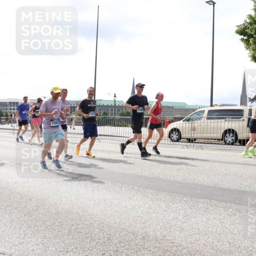 29.06.2025 - hella hamburg halbmarathon Lena Gebhardt http://msf.ph/oto/8416616 29.06.2025 10:42:24 Lombardsbrücke 15912, 12904, 1039, 1150, 1360, 1624, 1752, 1929, 1957, 1994, 2069, 2134, 2145, 2401, 2523, 2538, 2580, 2940, 2941, 2974, 3276, 3326, 3568, 3605, 3874, 4329, 4334, 4353, 4735, 4736, 4778, 4885, 4891, 4892, 5403, 5417, 5419, 5671, 5810, 6120, 6136, 6153, 6430, 6436, 6764, 6828, 6837, 6846, 6917, 7040, 7260, 7357, 7513, 7557, 7666, 8014, 8459, 8525, 8526, 8529, 8712, 8816, 8908, 9008, 9223, 9370, 9980, 10027, 10454, 10532, 10623, 13241 meine-sportfotos.de