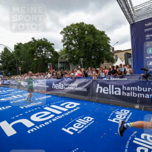 29.06.2025 - hella hamburg halbmarathon Zöllner http://msf.ph/oto/8416640 29.06.2025 10:50:16 Ziel 1119, 3296, 7176, 7930, 7932, 8313, 8921, 10371, 11607, 12235, 13282, 13690, 15620, 18499, 18811, 19040 meine-sportfotos.de