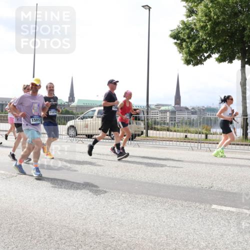 29.06.2025 - hella hamburg halbmarathon Lena Gebhardt http://msf.ph/oto/8416643 29.06.2025 10:42:24 Lombardsbrücke 15912, 11074, 12904, 1039, 1150, 1360, 1624, 1752, 1929, 1957, 1994, 2069, 2134, 2145, 2401, 2523, 2538, 2580, 2940, 2941, 2974, 3276, 3326, 3568, 3605, 3874, 4329, 4334, 4353, 4735, 4736, 4778, 4885, 4891, 4892, 5403, 5417, 5419, 5671, 5810, 6120, 6136, 6153, 6430, 6436, 6764, 6828, 6837, 6846, 6917, 7040, 7260, 7357, 7513, 7557, 7666, 8014, 8459, 8525, 8526, 8529, 8712, 8816, 8908, 9008, 9223, 9370, 9980, 10027, 10454, 10532, 10623, 13241 meine-sportfotos.de