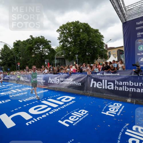 29.06.2025 - hella hamburg halbmarathon Zöllner http://msf.ph/oto/8416645 29.06.2025 10:50:16 Ziel 1119, 3296, 7176, 7930, 7932, 8313, 8921, 10371, 11607, 12235, 13282, 13690, 15620, 18499, 18811, 19040 meine-sportfotos.de