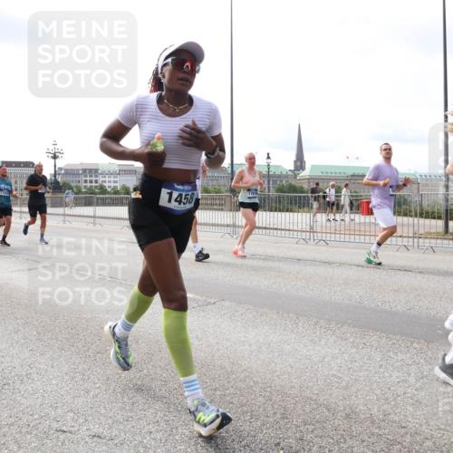 29.06.2025 - hella hamburg halbmarathon Lena Gebhardt http://msf.ph/oto/8416651 29.06.2025 10:17:49 Lombardsbrücke 1726, 7566, 1458, 1015, 1159, 1160, 1204, 1268, 1274, 1325, 1458, 1622, 1641, 1749, 1795, 2094, 2147, 2259, 2305, 2548, 2860, 2931, 3138, 3292, 3802, 3803, 3977, 4194, 4218, 4852, 5002, 5004, 5290, 5611, 5733, 6254, 6336, 6352, 6520, 6786, 7011, 7094, 7258, 7291, 7410, 7413, 7566, 7641, 7649, 7838, 7844, 7882, 7883, 8128, 8144, 8210, 8248, 8309, 8351, 8433, 8607, 8799, 8895, 9400, 9539, 9717, 9734, 9798, 9848, 9964, 10174, 10332, 10509 meine-sportfotos.de