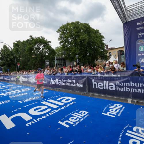 29.06.2025 - hella hamburg halbmarathon Zöllner http://msf.ph/oto/8416683 29.06.2025 10:28:01 Ziel 10106, 10485, 12189, 16377, 17488 meine-sportfotos.de