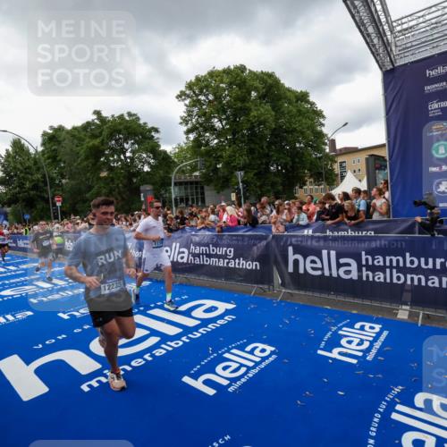 29.06.2025 - hella hamburg halbmarathon Zöllner http://msf.ph/oto/8416684 29.06.2025 10:50:18 Ziel 1119, 3296, 4933, 7176, 7930, 7932, 8921, 10371, 11607, 12235, 12949, 13609, 13690, 15620, 16000, 16242, 18499, 18811, 19040 meine-sportfotos.de