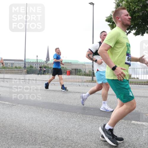29.06.2025 - hella hamburg halbmarathon Lena Gebhardt http://msf.ph/oto/8416698 29.06.2025 10:51:50 Lombardsbrücke 5291, 6885, 94, 1418, 1617, 1978, 1997, 2308, 2484, 2485, 2593, 2736, 2778, 3038, 3240, 3991, 4087, 4598, 4606, 4748, 4808, 4878, 5062, 5291, 5394, 5534, 5716, 5717, 6007, 6091, 6456, 6604, 6885, 6945, 6947, 6954, 7682, 7769, 7841, 7871, 7992, 8125, 8250, 8251, 8399, 8621, 9220, 9340, 9460, 9462, 9582, 9583, 9590, 9594, 9673, 9730, 9763, 10496, 10521, 10533, 10673, 10693, 10830, 11034, 11101, 11268, 11375, 11575, 11875, 12065 meine-sportfotos.de