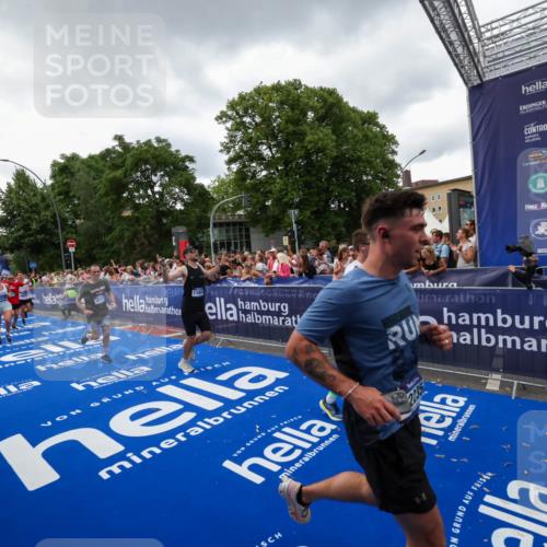 29.06.2025 - hella hamburg halbmarathon Zöllner http://msf.ph/oto/8416700 29.06.2025 10:50:19 Ziel 1119, 4933, 7930, 7932, 8921, 10371, 11607, 12235, 12949, 13609, 13690, 15620, 16000, 16242, 18499, 18811, 19040 meine-sportfotos.de