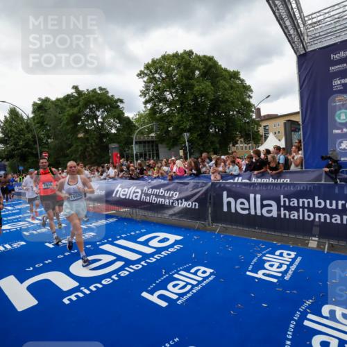 29.06.2025 - hella hamburg halbmarathon Zöllner http://msf.ph/oto/8416727 29.06.2025 10:50:21 Ziel 4933, 7930, 7932, 8921, 10371, 12949, 13609, 13690, 14034, 15620, 16000, 16242, 18499, 18811, 19040 meine-sportfotos.de