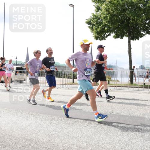 29.06.2025 - hella hamburg halbmarathon Lena Gebhardt http://msf.ph/oto/8416741 29.06.2025 10:42:25 Lombardsbrücke 110, 11074, 15912, 1039, 1150, 1360, 1624, 1752, 1929, 1957, 1994, 2069, 2134, 2145, 2401, 2523, 2538, 2580, 2940, 2941, 2974, 3276, 3326, 3568, 3605, 3874, 4329, 4334, 4353, 4735, 4736, 4778, 4885, 4891, 4892, 5403, 5417, 5419, 5671, 5810, 6120, 6136, 6153, 6764, 6828, 6837, 6917, 7040, 7260, 7357, 7513, 7557, 7666, 8014, 8459, 8525, 8526, 8529, 8712, 8816, 8908, 9008, 9223, 9370, 9980, 10027, 10454, 10532, 10623, 10697, 13241 meine-sportfotos.de