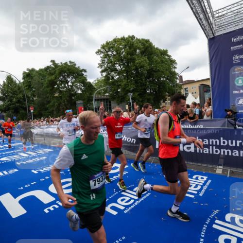 29.06.2025 - hella hamburg halbmarathon Zöllner http://msf.ph/oto/8416752 29.06.2025 10:50:22 Ziel 4247, 4933, 7930, 7932, 8899, 8921, 12949, 13609, 13690, 14034, 15620, 16000, 16242, 18499, 18811, 19040 meine-sportfotos.de