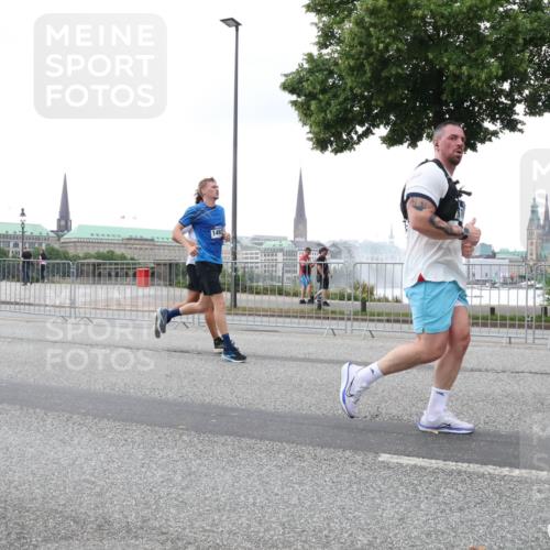 29.06.2025 - hella hamburg halbmarathon Lena Gebhardt http://msf.ph/oto/8416757 29.06.2025 10:51:50 Lombardsbrücke 5291, 1493, 1418, 1617, 1978, 1997, 2308, 2484, 2485, 2593, 2736, 2778, 3038, 3240, 3991, 4087, 4598, 4606, 4748, 4808, 4878, 5062, 5291, 5394, 5534, 5716, 5717, 6007, 6091, 6456, 6604, 6885, 6945, 6947, 6954, 7682, 7769, 7841, 7871, 7992, 8125, 8250, 8251, 8399, 8621, 9220, 9340, 9460, 9462, 9582, 9583, 9590, 9594, 9673, 9730, 9763, 10496, 10521, 10533, 10673, 10693, 10830, 11034, 11101, 11268, 11375, 11575, 11875, 12065 meine-sportfotos.de